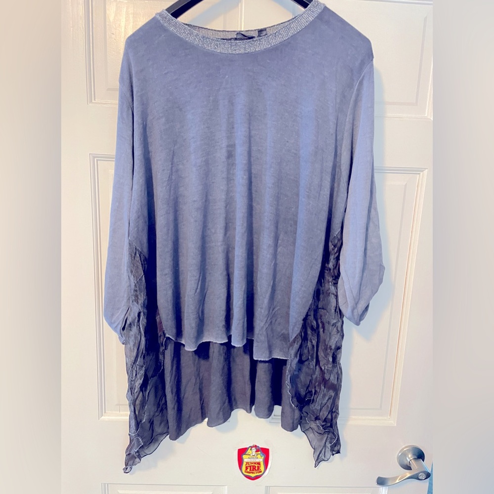 Beautiful top. Shimmering neckline. Xl